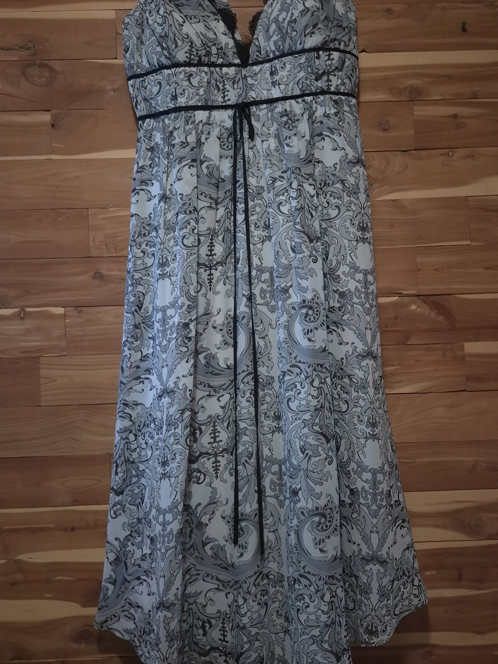 Black & White Paisley Print V-Neck Women's Dress